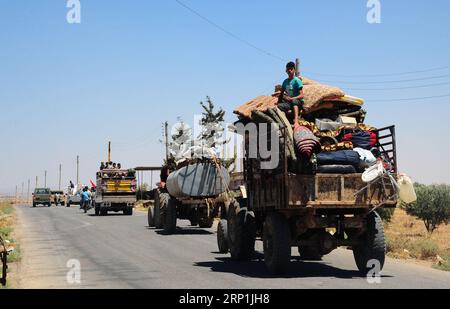 (180709) -- DARAA (SIRIA), 9 luglio 2018 -- i ribelli e le loro famiglie lasciano la città di Nasib nella campagna sudorientale della provincia di Daraa, nella Siria meridionale, il 9 luglio 2018. Più di 200.000 persone sono tornate nelle loro case nella provincia meridionale di Daraa negli ultimi giorni dopo che l'esercito siriano ha ampliato il suo controllo e ha catturato il 72% della provincia, un gruppo di monitoraggio ha riferito lunedì. ) SIRIA-DARAA-PROGRESSO MILITARE AmmarxSafarjalani PUBLICATIONxNOTxINxCHN Foto Stock