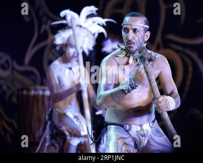 (180710) -- HANGA ROA, 10 luglio 2018 -- i nativi si esibiscono in uno spettacolo di danza e musica tradizionale a Hanga Roa, isola di Pasqua del Cile, il 7 luglio 2018. )(zcc) CILE-ISOLA DI PASQUA-NATIVA-PERFORMANCE WangxPei PUBLICATIONxNOTxINxCHN Foto Stock