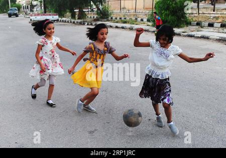 (180710) -- DARAA, 10 luglio 2018 -- tre ragazze giocano a calcio per strada nella capitale della provincia di Daraa, nel sud della Siria, il 9 luglio 2018. Le persone rimasero nelle loro case fino a quando non erano sicure di un accordo raggiunto venerdì tra l'esercito siriano e i ribelli per risolvere la situazione nella provincia meridionale di Daraa. Dal 19 giugno l'esercito siriano è impegnato in una campagna su vasta scala a Daraa per riconquistare Daraa da vari gruppi ribelli, compresi quelli ultra-radicali. L'esercito ha assunto il controllo di oltre il 72% di Daraa attraverso azioni militari e riconciliazioni con i ribelli, fisarmonica Foto Stock