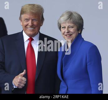 (180711) -- BRUXELLES, 11 luglio 2018 -- il presidente degli Stati Uniti Donald Trump (L) parla con il primo ministro britannico Theresa May durante un vertice della NATO a Bruxelles, in Belgio, l'11 luglio 2018. I leader della NATO si riuniscono a Bruxelles per una riunione di due giorni. )(yg) BELGIO-BRUXELLES-NATO-SUMMIT YexPingfan PUBLICATIONxNOTxINxCHN Foto Stock