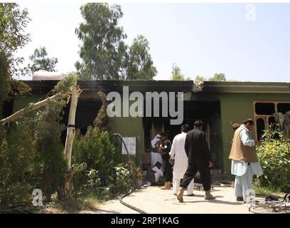 News Themen der Woche KW28 News Themen der Woche News Bilder des Tages (180711) - JALALABAD, 11 luglio 2018 () - i membri della forza di sicurezza afghana ispezionano il sito di un attacco a Jalalabad, provincia di Nangarhar, Afghanistan, 11 luglio 2018. Fino a 11 persone sono state confermate morte e altre 10 ferite nell'attacco dei militanti al dipartimento dell'istruzione nella capitale orientale afghana di Nangarhar, Jalalabad mercoledì, hanno riferito i media locali. ()(rh) AFGHANISTAN-JALALABAD-ATTACK Xinhua PUBLICATIONxNOTxINxCHN Foto Stock