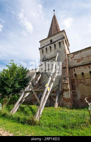 Torre e supporto in legno di una chiesa sassone fortificata nel villaggio di Moșna in Transilvania, Romania Foto Stock