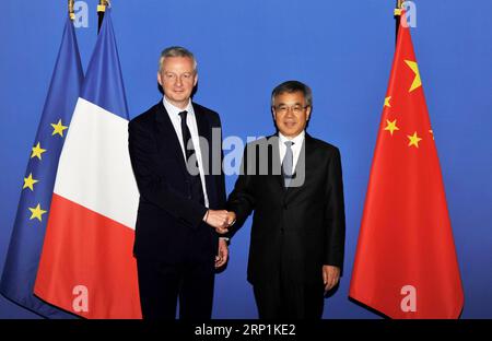 (180711) -- PARIGI, 11 luglio 2018 -- il vice Premier cinese Hu Chunhua (R) tiene colloqui con il ministro delle finanze francese Bruno le Maire a Parigi, in Francia, 9 luglio 2018. )(yg) FRANCE-PARIS-CHINA-HU CHUNHUA-VISIT LixGenxing PUBLICATIONxNOTxINxCHN Foto Stock