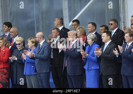 (180711) -- BRUXELLES, 11 luglio 2018 -- i leader osservano un sorvolo di elicotteri durante un vertice NATO a Bruxelles, in Belgio, l'11 luglio 2018. I leader della NATO si riuniscono a Bruxelles per una riunione di due giorni. )(yg) BELGIO-BRUXELLES-NATO-SUMMIT YexPingfan PUBLICATIONxNOTxINxCHN Foto Stock