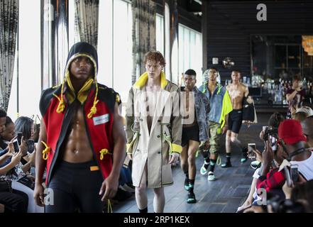 (180711) -- NEW YORK, 11 luglio 2018 -- Models presentano creazioni durante il Romeo Hunte Spring 2019 Men Runway Show a New York, negli Stati Uniti, l'11 luglio 2018. ) U.S.-NEW YORK-ROMEO HUNTE-SFILATA DI MODA WANGXYING PUBLICATIONXNOTXINXCHN Foto Stock