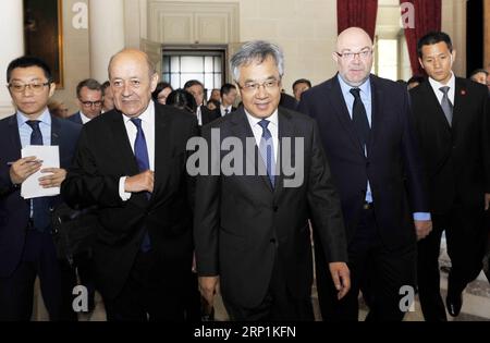 (180711) -- PARIGI, 11 luglio 2018 -- in visita il vice Premier cinese Hu Chunhua (C) incontra il ministro degli Esteri francese Jean-Yves le Drian (2nd L) e il ministro dell'agricoltura Stephane Travert (2nd R) a Parigi, Francia, 9 luglio 2018. )(yg) FRANCE-PARIS-CHINA-HU CHUNHUA-VISIT LixGenxing PUBLICATIONxNOTxINxCHN Foto Stock