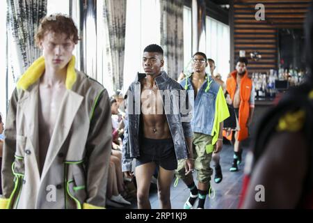 (180711) -- NEW YORK, 11 luglio 2018 -- Models presentano creazioni durante il Romeo Hunte Spring 2019 Men Runway Show a New York, negli Stati Uniti, l'11 luglio 2018. ) U.S.-NEW YORK-ROMEO HUNTE-SFILATA DI MODA WANGXYING PUBLICATIONXNOTXINXCHN Foto Stock