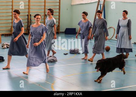 (180712) -- SPOLETO, 12 luglio 2018 -- gli artisti si esibiscono nel dramma Judgement, Possibility, Being in a Gym, vicino Spoleto, Italia, 11 luglio 2018. La 61esima edizione del Festival dei due Mondi si svolge nella storica città di Spoleto, in Umbria, dal 29 giugno al 15 luglio 2018. )(yg) ITALIA-SPOLETO-ART-IL FESTIVAL DEI DUE MONDI JinxYu PUBLICATIONxNOTxINxCHN Foto Stock