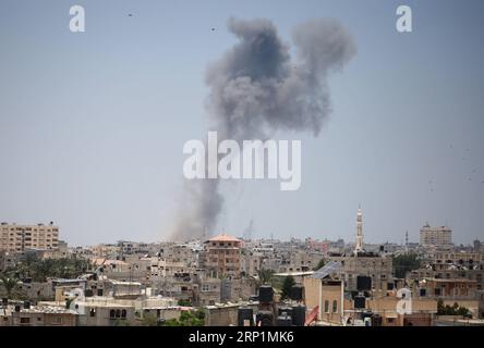 (180714) -- GAZA, 14 luglio 2018 -- un'esplosione è stata osservata a seguito di scioperi israeliani nella città meridionale della Striscia di Gaza di Rafah, vicino al confine con l'Egitto, il 14 luglio 2018. L'esercito israeliano ha detto sabato che ha effettuato attacchi aerei su obiettivi nella Striscia di Gaza, tra cui due tunnel e diversi siti militari di Hamas.)(yg) ATTACCO AEREO MIDEAST-GAZA-KhaledxOmar PUBLICATIONxNOTxINxCHN Foto Stock