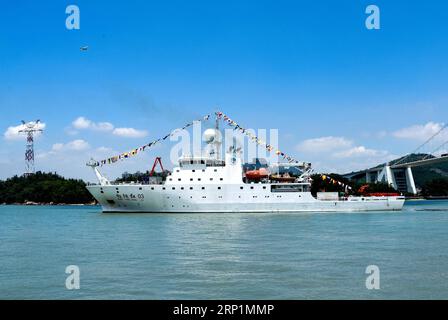 (180714) -- XIAMEN, 14 luglio 2018 () -- la nave di ricerca oceanografica cinese Xiangyanghong 03 lascia Xiamen, provincia del Fujian della Cina sudorientale, 14 luglio 2018. La nave di ricerca oceanografica cinese Xiangyanghong 03 è partita per la 50a spedizione oceanica del paese sabato nell'Oceano Pacifico occidentale e orientale. La nave lasciò Xiamen con 160 uomini a bordo per una missione di 150 giorni su 15.000 miglia nautiche. () (Ly) CHINA-XIANGYANGHONG 03-50TH OCEAN EXPEDITION (CN) Xinhua PUBLICATIONxNOTxINxCHN Foto Stock