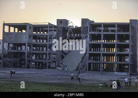 (180714) -- GAZA, 14 luglio 2018 -- i palestinesi si trovano nel sito dove un edificio è stato danneggiato da un attacco aereo israeliano nella città di Gaza, il 14 luglio 2018. Il Ministero della salute palestinese a Gaza ha detto che due bambini palestinesi sono stati uccisi e 14 feriti nell'ultimo attacco aereo israeliano di sabato pomeriggio a Gaza. ) MIDEAST-GAZA-AIRSTRIKE WissamxNassar PUBLICATIONxNOTxINxCHN Foto Stock