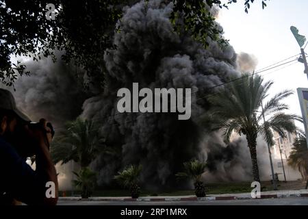 (180714) -- GAZA, 14 luglio 2018 () -- un'esplosione è stata vista a seguito di attacchi aerei israeliani nella città di Gaza, il 14 luglio 2018. Il Ministero della salute palestinese a Gaza ha dichiarato che due bambini palestinesi sono stati uccisi e 14 feriti nell'ultimo attacco aereo israeliano di sabato pomeriggio a Gaza. (/Stringer) MIDEAST-GAZA-AIRSTRIKE Xinhua PUBLICATIONxNOTxINxCHN Foto Stock