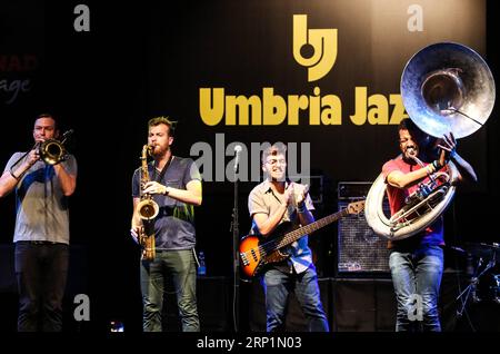 (180715) -- PERUGIA, 15 luglio 2018 -- i musicisti si esibiscono sul palco durante l'Umbria Jazz a Perugia, Italia, 13 luglio 2018. Il festival dura dal 13 al 22 luglio. )(lrz) ITALIA-PERUGIA-UMBRIA JAZZ JinxYu PUBLICATIONxNOTxINxCHN Foto Stock