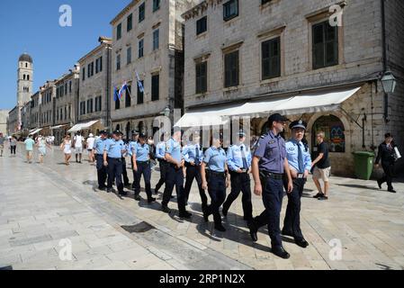 News-Bilder des Tages (180715) -- DUBROVNIK, 15 luglio 2018 -- ufficiali di polizia cinesi e croati pattugliano dopo la cerimonia di lancio della pattuglia congiunta di polizia tra Cina e Croazia nella città vecchia di Dubrovnik, Croazia, il 15 luglio 2018. Sei agenti di polizia cinesi in uniforme hanno iniziato una pattuglia congiunta con le loro controparti croate qui domenica. )(lrz) CROAZIA-DUBROVNIK-TURISMO-POLIZIA CONGIUNTA PATTUGLIA GaoxLei PUBLICATIONxNOTxINxCHN Foto Stock