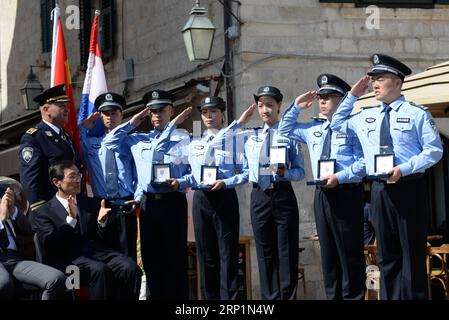 (180715) -- DUBROVNIK, 15 luglio 2018 -- Zeljko Prsa, vicedirettore generale della polizia della Croazia, consegna distintivi di polizia agli agenti di polizia cinesi durante la cerimonia di lancio della pattuglia congiunta di polizia tra la Cina e la Croazia a Dubrovnik, in Croazia, il 15 luglio 2018. Sei agenti di polizia cinesi in uniforme hanno iniziato la pattuglia congiunta con le loro controparti croate qui domenica. ) (lrz) CROAZIA-DUBROVNIK-POLIZIA TURISTICA CONGIUNTA GaoxLei PUBLICATIONxNOTxINxCHN Foto Stock