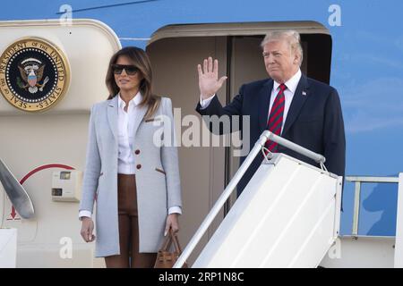 (180715) -- HELSINKI, 15 luglio 2018 -- il presidente degli Stati Uniti Donald Trump e sua moglie Melania Trump arrivano a Helsinki, in Finlandia, il 15 luglio 2018. Donald Trump incontrerà il presidente russo Vladimir Putin a Helsinki lunedì. ) FINLANDIA-HELSINKI-U.S.-TRUMP-ARRIVAL MattixMatikainen PUBLICATIONxNOTxINxCHN Foto Stock