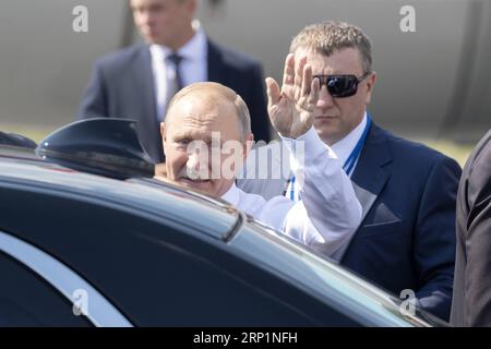 (180716) -- HELSINKI, 16 luglio 2018 -- il presidente russo Vladimir Putin onda alla gente mentre arriva a Helsinki, in Finlandia, il 16 luglio 2018. Il presidente russo Vladimir Putin è arrivato qui lunedì a mezzogiorno per il primo summit bilaterale formale con il suo omologo americano Donald Trump. ) FINLANDIA-HELSINKI-RUSSIA-PUTIN-ARRIVAL MattixMatikainen PUBLICATIONxNOTxINxCHN Foto Stock