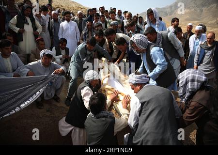 (180716) -- KABUL, 16 luglio 2018 -- amici e parenti partecipano ai funerali di una vittima di un attentato suicida a Kabul, capitale dell'Afghanistan, 16 luglio 2018. Fino a 1.692 civili afghani sono stati uccisi a seguito di conflitti e attacchi terroristici nella prima metà di quest'anno, raggiungendo un record, ha dichiarato una missione ONU il 15 luglio 2018. ) (Zhf) AFGHANISTAN-KABUL-VITTIMA FUNEBRE-CIVILE RahmatxAlizadah PUBLICATIONxNOTxINxCHN Foto Stock