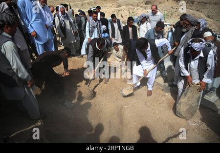 (180716) - KABUL, 16 luglio 2018 - amici e parenti gettano la terra sulla tomba di una vittima di un attentato suicida a Kabul, capitale dell'Afghanistan, 16 luglio 2018. Fino a 1.692 civili afghani sono stati uccisi a seguito di conflitti e attacchi terroristici nella prima metà di quest'anno, raggiungendo un record, ha dichiarato una missione ONU il 15 luglio 2018. ) (Zhf) AFGHANISTAN-KABUL-VITTIMA FUNEBRE-CIVILE RahmatxAlizadah PUBLICATIONxNOTxINxCHN Foto Stock