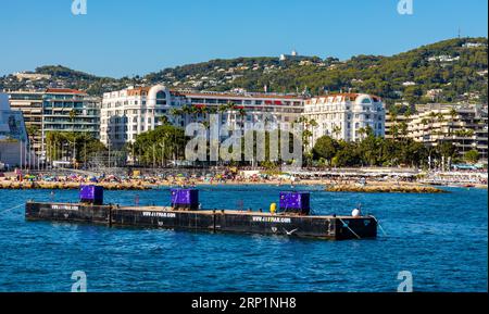 Cannes, Francia - 31 luglio 2022: Centro di Cannes con porto per yacht e porticciolo e festival del cinema Palazzo dei Festival e Congressi Foto Stock