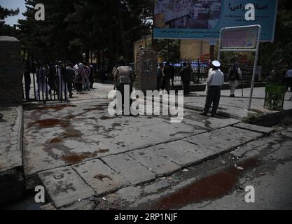 (180716) -- KABUL, 16 luglio 2018 -- i membri delle forze di sicurezza afghane ispezionano il sito in cui un presunto aggressore suicida è stato ucciso e gravemente ferito nel parco Shahr-e-Naw a Kabul, capitale dell'Afghanistan, il 16 luglio 2018. La polizia nella capitale afghana Kabul ha ucciso un presunto aggressore suicida prima che potesse raggiungere il suo obiettivo, ovviamente una manifestazione pacifica qui lunedì, ha detto il portavoce della polizia Hashmat Stanimzai. ) AFGHANISTAN-KABUL-ASPIRANTE-SUICIDIO AGGRESSORE-SPARATO A RAHMATXALIZADAH PUBLICATIONXNOTXINXCHN Foto Stock