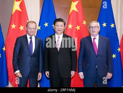 News Bilder des Tages (180716) -- PECHINO, 16 luglio 2018 -- il presidente cinese Xi Jinping (C) incontra il presidente del Consiglio europeo Donald Tusk (L) e il presidente della Commissione europea Jean-Claude Juncker, che sono qui per partecipare al 20 ° incontro dei leader Cina-UE, a Pechino, capitale della Cina, il 16 luglio 2018. )(mcg) CHINA-BEIJING-XI JINPING-TUSK-JUNCKER-MEETING (CN) LixXueren PUBLICATIONxNOTxINxCHN Foto Stock