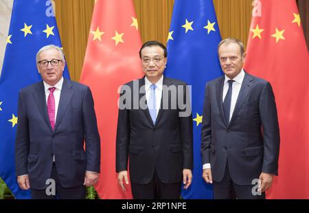 News Bilder des Tages (180716) -- PECHINO, 16 luglio 2018 -- il Premier cinese li Keqiang (C), il presidente del Consiglio europeo Donald Tusk (R) e il presidente della Commissione europea Jean-Claude Juncker co-presidente del 20 ° incontro dei leader Cina-UE presso la grande sala del popolo a Pechino, capitale della Cina, 16 luglio 2018. )(MCG) CHINA-EU-LEADERS MEETING-LI KEQIANG-TUSK-JUNCKER (CN) HUANGXJINGWEN PUBLICATIONXNOTXINXCHN Foto Stock