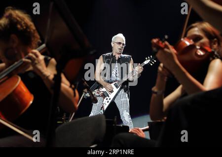 (180717) -- ATENE, 17 luglio 2018 -- foto scattata il 16 luglio 2018 mostra Rudolf Schenker (C), membro fondatore e chitarrista della band hard rock tedesca Scorpions, durante il loro concerto Once in a Lifetime al Panathenaic Stadium di Atene, Grecia. ) (wtc) GRECIA-ATENE-SCORPIONI-CONCERTO ChrisxKissadjekian PUBLICATIONxNOTxINxCHN Foto Stock