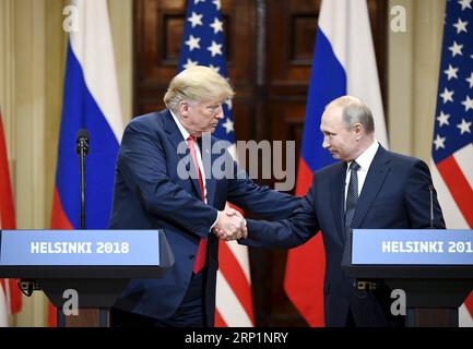 (180716) -- HELSINKI, 16 luglio 2018 -- il presidente degli Stati Uniti Donald Trump (L) stringe la mano al presidente russo Vladimir Putin durante una conferenza stampa congiunta a Helsinki, in Finlandia, il 16 luglio 2018. Donald Trump e Vladimir Putin hanno iniziato il loro primo incontro bilaterale qui lunedì. ) FINLANDIA-HELSINKI-U.S.-TRUMP-RUSSIA-PUTIN-CONFERENZA STAMPA Lehtikuva/JussixNukari PUBLICATIONxNOTxINxCHN Foto Stock