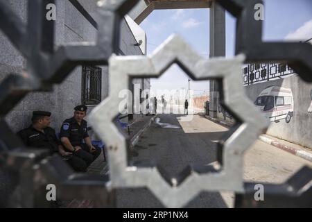 (180717) - GAZA, 17 luglio 2018 - il personale di sicurezza palestinese si trova al valico di frontiera di Rafah con l'Egitto nella Striscia di Gaza meridionale il 17 luglio 2018. L'Egitto ha annunciato di chiudere il valico di Rafah tra l'Egitto e Gaza a causa di problemi tecnici. ) (wtc) ATTRAVERSAMENTO MIDEAST-GAZA-RAFAH-CHIUSO WissamxNassar PUBLICATIONxNOTxINxCHN Foto Stock