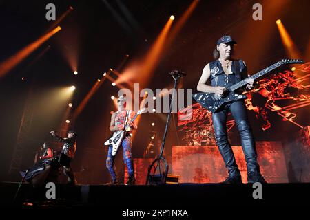 (180717) -- ATENE, 17 luglio 2018 -- foto scattata il 16 luglio 2018 mostra i membri della band hard rock tedesca Scorpions sul palco del Panathenaic Stadium durante il loro concerto Once in a Lifetime ad Atene, Grecia. ) (wtc) GRECIA-ATENE-SCORPIONI-CONCERTO ChrisxKissadjekian PUBLICATIONxNOTxINxCHN Foto Stock