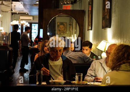 (180717) -- NEW YORK, 17 luglio 2018 -- i clienti cenano al Cafe China di New York, negli Stati Uniti, il 27 giugno 2018. Passeggiando nella trafficata strada del centro di Manhattan, potresti non notare il Cafe China se non c'erano così tante persone che aspettavano posti fuori dal ristorante cinese. Anche se lo spazio è limitato e l'arredamento non è così lussuoso, il Cafe China ha vinto una stella Michelin per sei anni consecutivi dal 2012 al 2017. Wang Yiming e Zhang Xian, una coppia cinese, hanno lasciato i loro lavori finanziari ben pagati a New York e hanno aperto Cafe China con l'ambizione di fornire autentici cu Sichuan Foto Stock