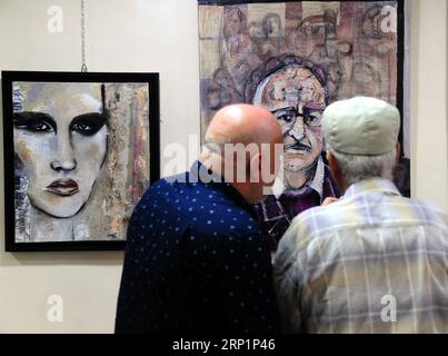 (180718) - DAMASCO, 18 luglio 2018 - i siriani visitano una mostra d'arte a Damasco, capitale della Siria, il 17 luglio 2018. Oltre 30 artisti hanno partecipato alla mostra per esprimere il ritorno dello spirito culturale a Damasco dopo oltre sette anni di guerra. (Qxy) SYRIA-DAMASCO-ART-EXHIBITION AmmarxSafarjalani PUBLICATIONxNOTxINxCHN Foto Stock