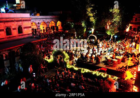 (180718) -- DAMASCO, 18 luglio 2018 -- Un'orchestra siriana suona durante un concerto tenutosi nel palazzo Qasr al-Azem nella parte antica della capitale Damasco, il 17 luglio 2018. ) (Qxy) SIRIA-DAMASCO-CONCERTO AmmarxSafarjalani PUBLICATIONxNOTxINxCHN Foto Stock