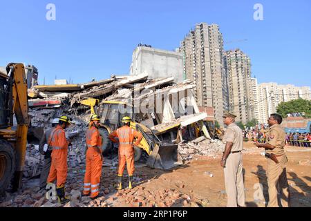 (180718) -- GREATER NOIDA, 18 luglio 2018 -- i soccorritori lavorano sul sito degli edifici crollati nel villaggio di Shah Beri a Greater Noida, India, 18 luglio 2018. Almeno tre persone sono state confermate morte mentre molte altre ancora temevano intrappolate sotto i detriti di un edificio a quattro piani che è crollato vicino alla capitale indiana martedì sera tardi, la polizia ha detto mercoledì. ) (Zxj) INDIA-GREATER NOIDA-BUILDING COLLAPSE ParthaxSarkar PUBLICATIONxNOTxINxCHN Foto Stock