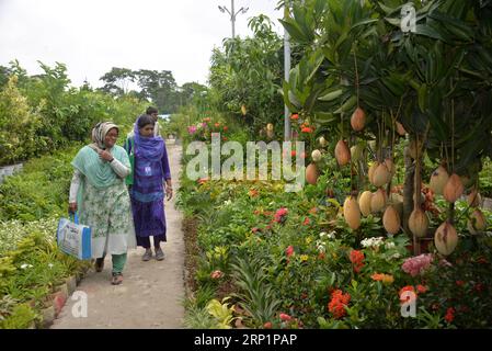 (180718) --- DACCA, 18 luglio 2018 () -- i visitatori osservano piante, alberi e alberelli alla fiera nazionale degli alberi del Bangladesh, che si tiene il 18 luglio 2018 nella capitale Dacca. ()(rh) BANGLADESH-DACCA-TREE-PLANTING-CAMPAIGN Xinhua PUBLICATIONxNOTxINxCHN Foto Stock