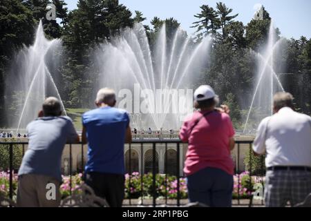 (180718) -- PENNSYLVANIA, 18 luglio 2018 -- i turisti si divertono ai Longwood Gardens nella contea di Chester in Pennsylvania, negli Stati Uniti, 9 luglio 2018. Mentre il presidente degli Stati Uniti Donald Trump vede un nemico economico in Cina, la contea nordorientale degli Stati Uniti di Chester in Pennylvania vede un partner economico. PER ANDARE CON la caratteristica: Partnership USA con fungo Cina nonostante le frizioni commerciali ) (zcc) U.S.-PENNSYLVANIA-CHESTER COUNTY-CHINA-TRADE WangxYing PUBLICATIONxNOTxINxCHN Foto Stock