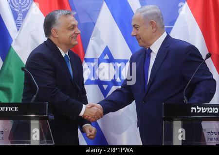 (180719) -- GERUSALEMME, 19 luglio 2018 -- il primo ministro israeliano Benjamin Netanyahu (R) stringe la mano al primo ministro ungherese Viktor Orban durante una conferenza stampa congiunta a Gerusalemme, il 19 luglio 2018. Viktor Orban, noto per le sue politiche nazionaliste che hanno suscitato preoccupazioni tra la comunità ebraica ungherese, ha promesso tolleranza zero per l'antisemitismo in una visita in Israele giovedì. JINI/) MIDEAST-GERUSALEMME-UNGHERIA-PM-CONFERENZA STAMPA MARCXISRAELXSELLEM PUBLICATIONXNOTXINXCHN Foto Stock