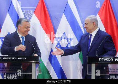 (180719) -- GERUSALEMME, 19 luglio 2018 -- il primo ministro israeliano Benjamin Netanyahu (R) e il primo ministro ungherese Viktor Orban partecipano a una conferenza stampa congiunta a Gerusalemme, il 19 luglio 2018. Viktor Orban, noto per le sue politiche nazionaliste che hanno suscitato preoccupazioni tra la comunità ebraica ungherese, ha promesso tolleranza zero per l'antisemitismo in una visita in Israele giovedì. JINI/) MIDEAST-GERUSALEMME-UNGHERIA-PM-CONFERENZA STAMPA MARCXISRAELXSELLEM PUBLICATIONXNOTXINXCHN Foto Stock