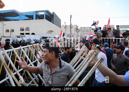 (180720) -- BAGHDAD, 20 luglio 2018 -- i manifestanti prendono parte a una manifestazione a Baghdad, Iraq, il 20 luglio 2018. Centinaia di manifestanti arrabbiati scesero per le strade di Baghdad e delle province meridionali irachene il venerdì chiedendo posti di lavoro e migliori servizi di base. ) IRAQ-BAGHDAD-PROTESTA KhalilxDawood PUBLICATIONxNOTxINxCHN Foto Stock