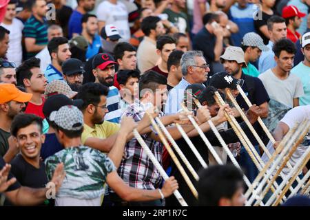 (180720) -- BAGHDAD, 20 luglio 2018 -- i manifestanti prendono parte a una manifestazione a Baghdad, Iraq, il 20 luglio 2018. Centinaia di manifestanti arrabbiati scesero per le strade di Baghdad e delle province meridionali irachene il venerdì chiedendo posti di lavoro e migliori servizi di base. ) IRAQ-BAGHDAD-PROTESTA KhalilxDawood PUBLICATIONxNOTxINxCHN Foto Stock