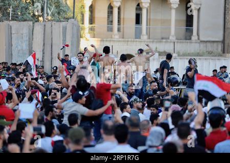 (180720) -- BAGHDAD, 20 luglio 2018 -- i manifestanti prendono parte a una manifestazione a Baghdad, Iraq, il 20 luglio 2018. Centinaia di manifestanti arrabbiati scesero per le strade di Baghdad e delle province meridionali irachene il venerdì chiedendo posti di lavoro e migliori servizi di base. ) IRAQ-BAGHDAD-PROTESTA KhalilxDawood PUBLICATIONxNOTxINxCHN Foto Stock