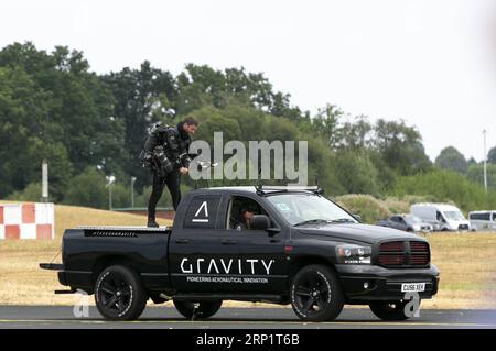 (180723) -- FARNBOROUGH, 23 luglio 2018 -- Iron Man , Richard Browning, con piccoli motori a reazione montati su ogni braccio e dietro la schiena della tuta, parte dopo la sua performance (decollo verticale e volo) al Farnborough International Airshow, a sud-ovest di Londra, in Gran Bretagna, il 22 luglio 2018. )(gj) BRITAIN-FARNBOROUGH-AIRSHOW HanxYan PUBLICATIONxNOTxINxCHN Foto Stock