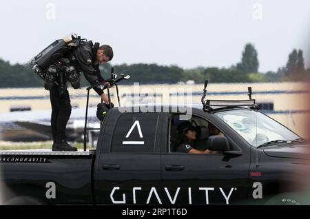 (180723) -- FARNBOROUGH, 23 luglio 2018 -- Iron Man , Richard Browning, con piccoli motori a reazione montati su ogni braccio e dietro la schiena della tuta, atterra su un'auto dopo la sua performance (decollo verticale e volo) al Farnborough International Airshow, a sud-ovest di Londra, in Gran Bretagna, il 22 luglio 2018. )(gj) BRITAIN-FARNBOROUGH-AIRSHOW HanxYan PUBLICATIONxNOTxINxCHN Foto Stock