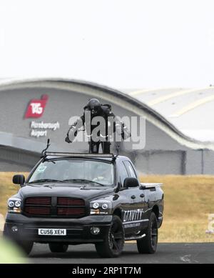 (180723) -- FARNBOROUGH, 23 luglio 2018 -- Iron Man , Richard Browning, con piccoli motori a reazione montati su ogni braccio e dietro la schiena della tuta, esegue (decollo verticale e volo) al Farnborough International Airshow, a sud-ovest di Londra, in Gran Bretagna, il 22 luglio 2018. )(gj) BRITAIN-FARNBOROUGH-AIRSHOW HanxYan PUBLICATIONxNOTxINxCHN Foto Stock