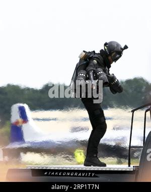 (180723) -- FARNBOROUGH, 23 luglio 2018 -- Iron Man , Richard Browning, con piccoli motori a reazione montati su ogni braccio e dietro la schiena della tuta, esegue (decollo verticale e volo) al Farnborough International Airshow, a sud-ovest di Londra, in Gran Bretagna, il 22 luglio 2018. )(gj) BRITAIN-FARNBOROUGH-AIRSHOW HanxYan PUBLICATIONxNOTxINxCHN Foto Stock