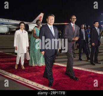 (180723) -- KIGALI, 23 luglio 2018 -- il presidente cinese Xi Jinping (L, fronte) arriva a Kigali il 22 luglio 2018 per una visita di stato in Ruanda. Al loro arrivo, Xi e sua moglie Peng Liyuan furono accolti calorosamente dal presidente ruandese Paul Kagame e da sua moglie Jeannette Kagame. (mcg) RUANDA-CINA-XI JINPING-ARRIVAL LixXueren PUBLICATIONxNOTxINxCHN Foto Stock