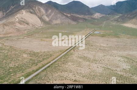 (180725) -- SHANNAN, 25 luglio 2018 -- foto aerea scattata il 23 luglio 2018 mostra un'area di rimboschimento nella contea di Zhanang della città di Shannan, nella regione autonoma del Tibet della Cina sud-occidentale. Per anni, il governo locale ha adottato misure efficaci nella lotta contro la desertificazione. ) (Hxy) CHINA-TIBET-SHANNAN-DESERT CONTROL (CN) LiuxDongjun PUBLICATIONxNOTxINxCHN Foto Stock