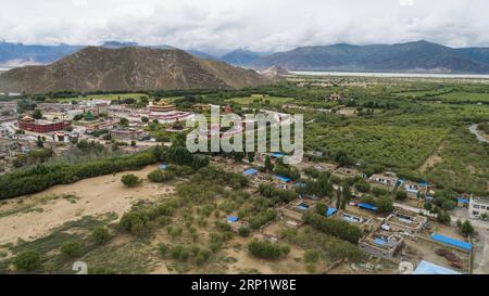 (180725) -- SHANNAN, 25 luglio 2018 -- foto aerea scattata il 23 luglio 2018 mostra una foresta protetta nella contea di Zhanang della città di Shannan, nella regione autonoma Tibet del sud-ovest della Cina. Per anni, il governo locale ha adottato misure efficaci nella lotta contro la desertificazione. ) (Hxy) CHINA-TIBET-SHANNAN-DESERT CONTROL (CN) LiuxDongjun PUBLICATIONxNOTxINxCHN Foto Stock