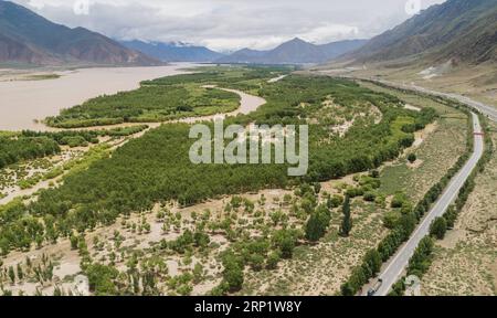 (180725) -- SHANNAN, 25 luglio 2018 -- foto aerea scattata il 23 luglio 2018 mostra una foresta protetta nel distretto di Naidong della città di Shannan, nella regione autonoma del Tibet della Cina sud-occidentale. Per anni, il governo locale ha adottato misure efficaci nella lotta contro la desertificazione. ) (Hxy) CHINA-TIBET-SHANNAN-DESERT CONTROL (CN) LiuxDongjun PUBLICATIONxNOTxINxCHN Foto Stock